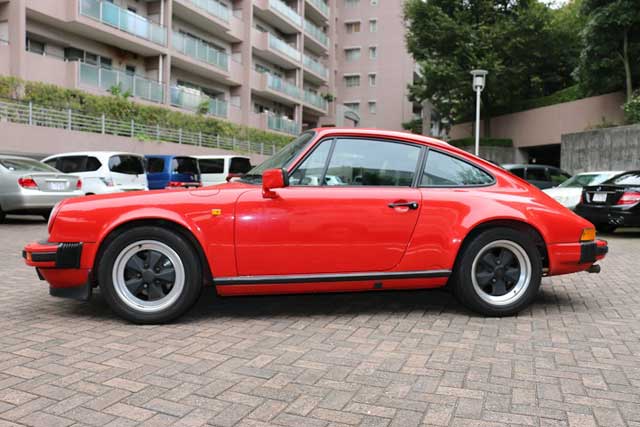 赤いポルシェ911の外観