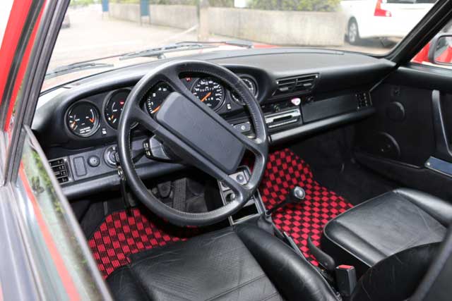 ポルシェ911の運転席と内装